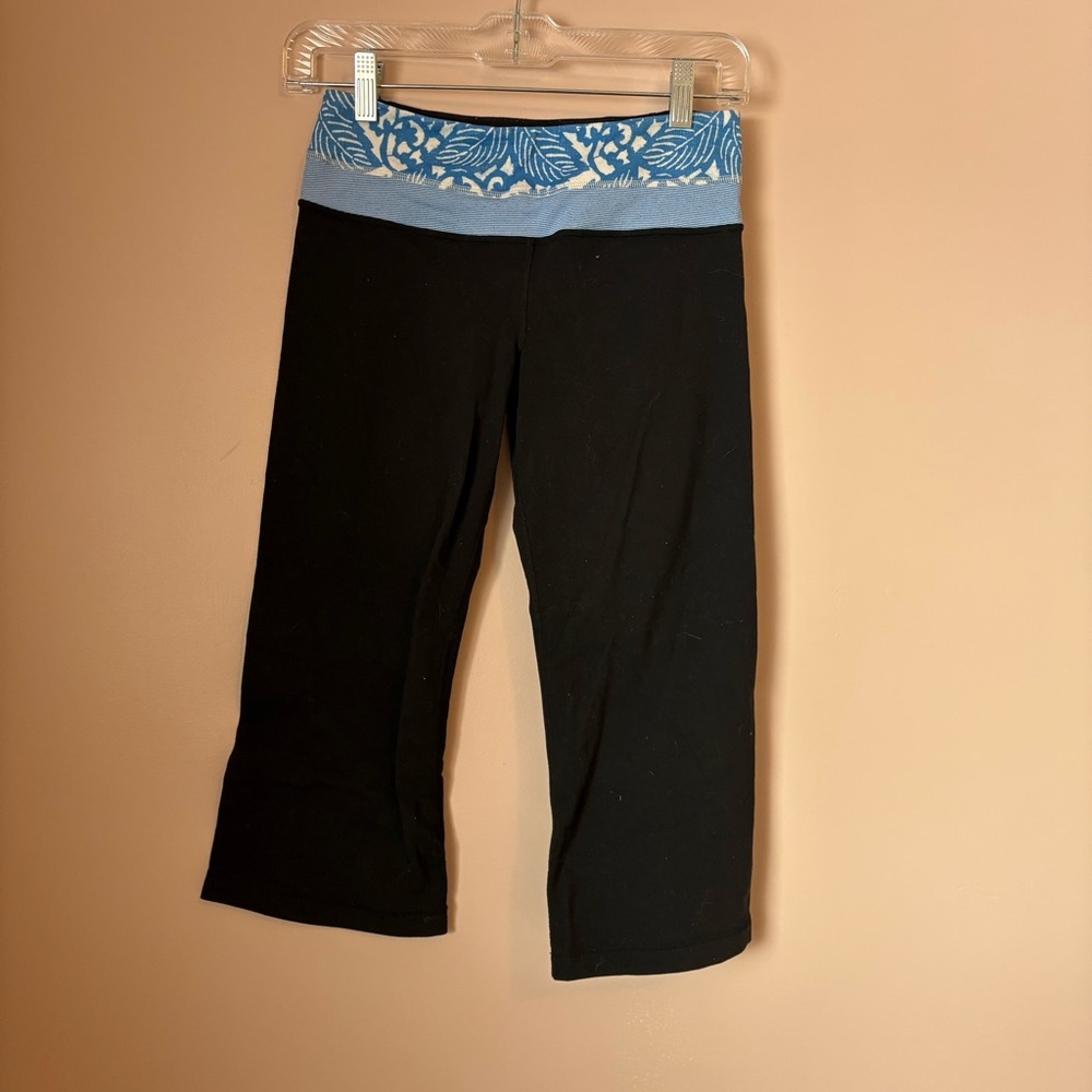 💚Lululemon Black Capri Leggings with Blue Waistband